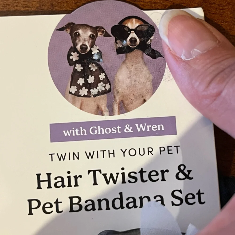 Dog outfit: bandana and hair twister.
Black with white flowers sewn on. S-M - Picture 1 of 6